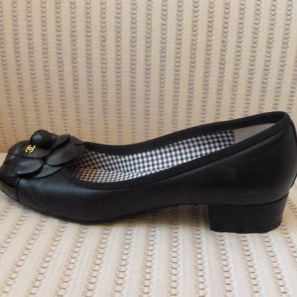 Chanel CC Logo Camellia Flower Low Heel Pumps - Picture 5 of 11